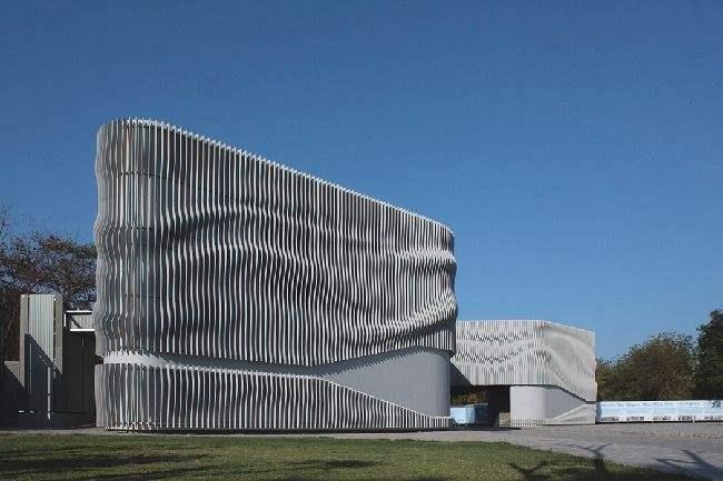 铜川浅谈现代建筑采用网架结构安装的主要优势和应用